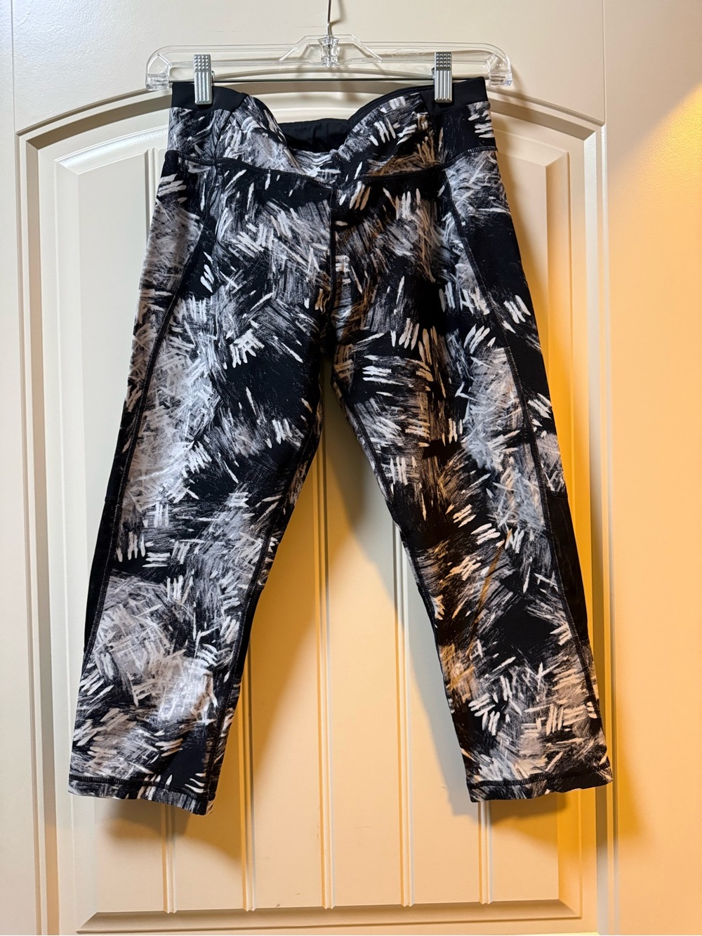Calvin Klein Performance Black & White Abstract Capri Leggings